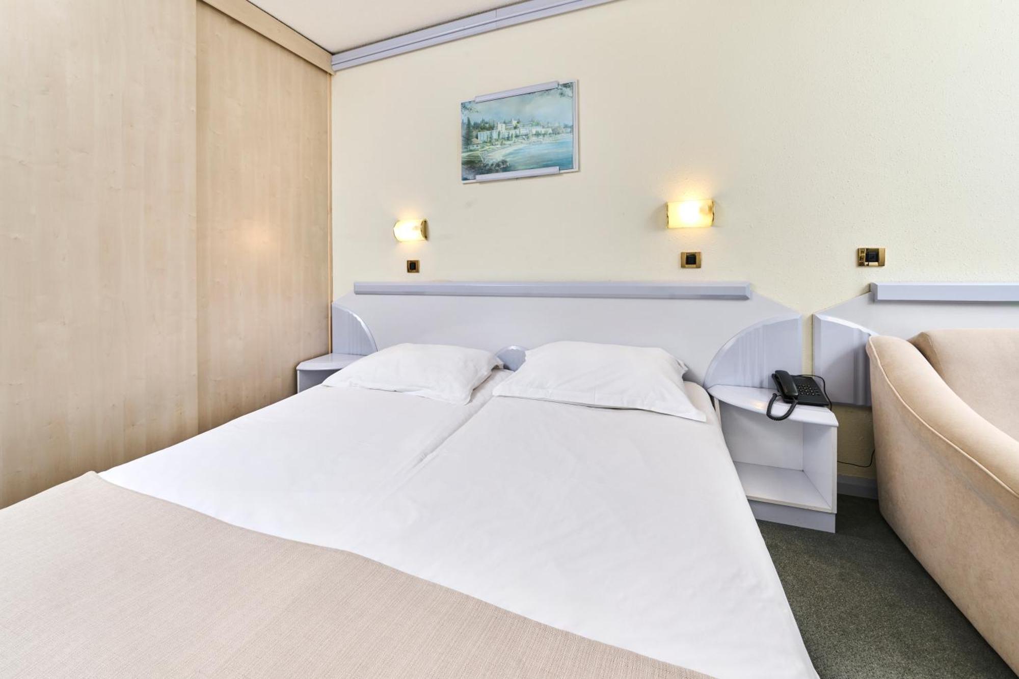 Hotel Plavi Plava Laguna โปเรช ภายนอก รูปภาพ